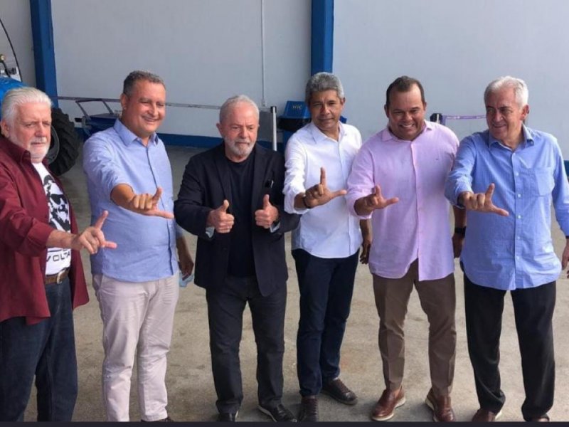 Imagem de Lula desembarca em Salvador e posa com chapa completa ao governo da Bahia
