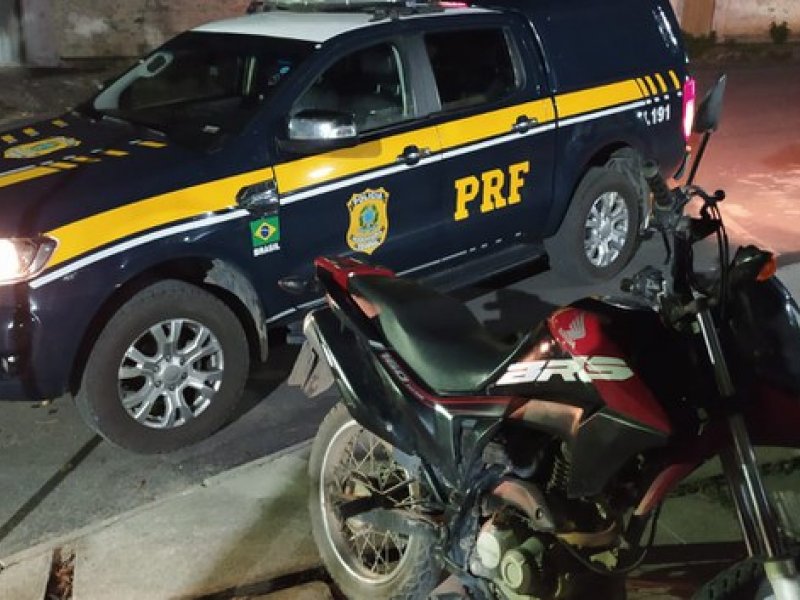 Imagem de PRF recupera motocicleta roubada e prende homem por receptação em Eunapólis