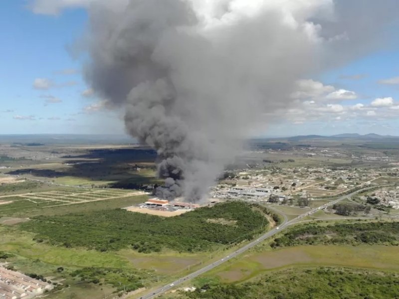 Imagem de Mais de 24 horas após início de incêndio em supermercado, bombeiros seguem apagando chamas