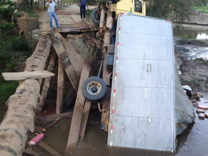 Imagem de Caminhão cai em Rio do Peixe após ponte ceder e desabar no extremo sul da Bahia