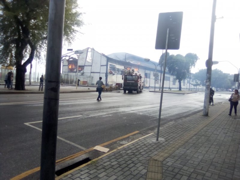 Imagem de Chamas devem continuar até sábado e parte do galpão pode desabar, afirma engenheiro da Codesal