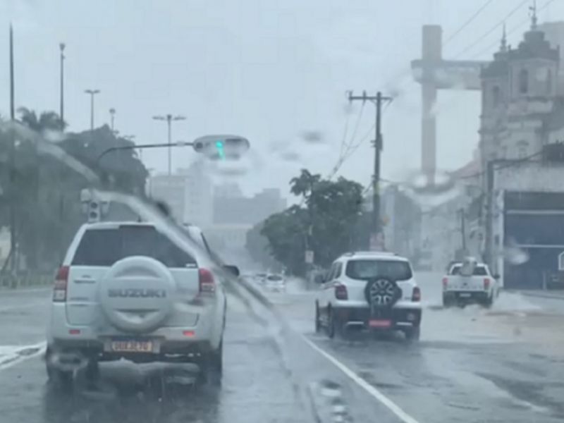 Imagem de Após feriado de calor, Salvador amanhece com chuva e vento forte