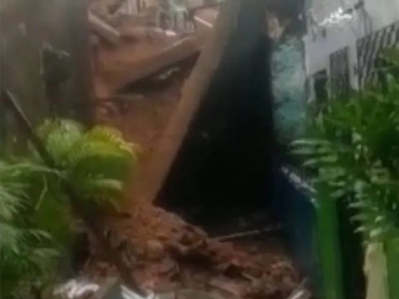 Imagem de Deslizamento de terra interdita casas no bairro de Pero Vaz, em Salvador
