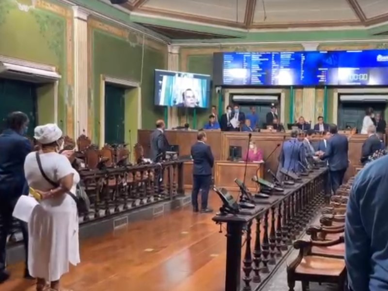Imagem de Sessão na Câmara tem briga, gritaria e regimento interno rasgado; assista