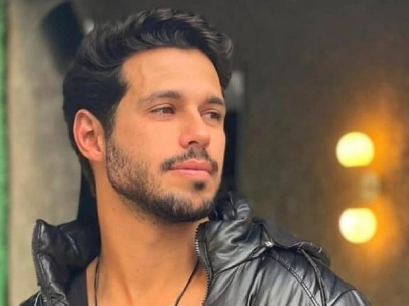 Imagem de Ex-BBB Rodrigo Mussi tenta sair da UTI à força e é contido por médicos