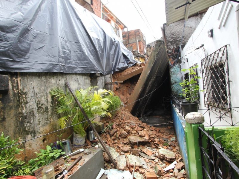 Imagem de Após deslizamento de terra, moradores do Pero Vaz relatam insegurança e temem mais tragédias no local 