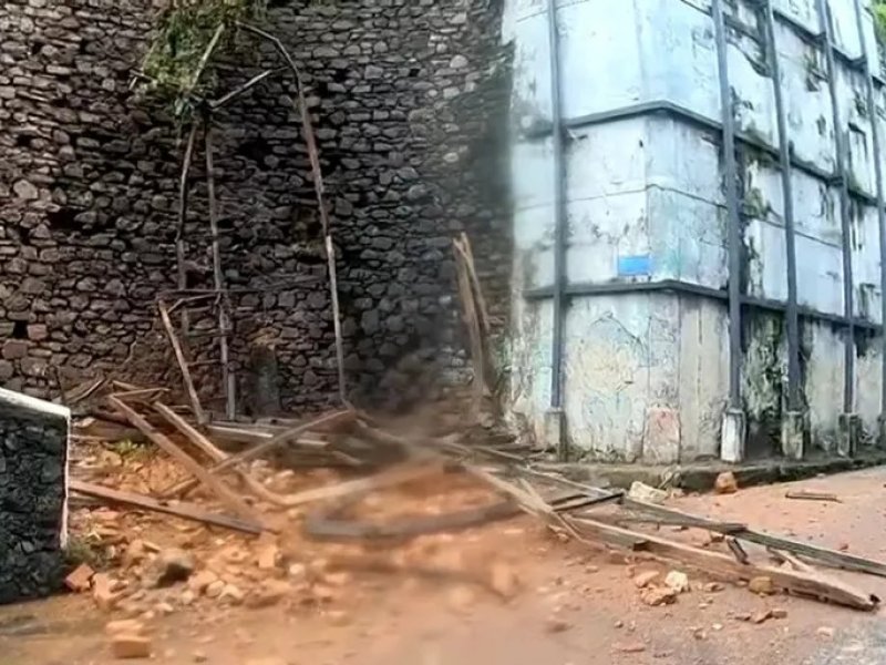 Imagem de Ladeira da Montanha é interditada após deslizamento de terra