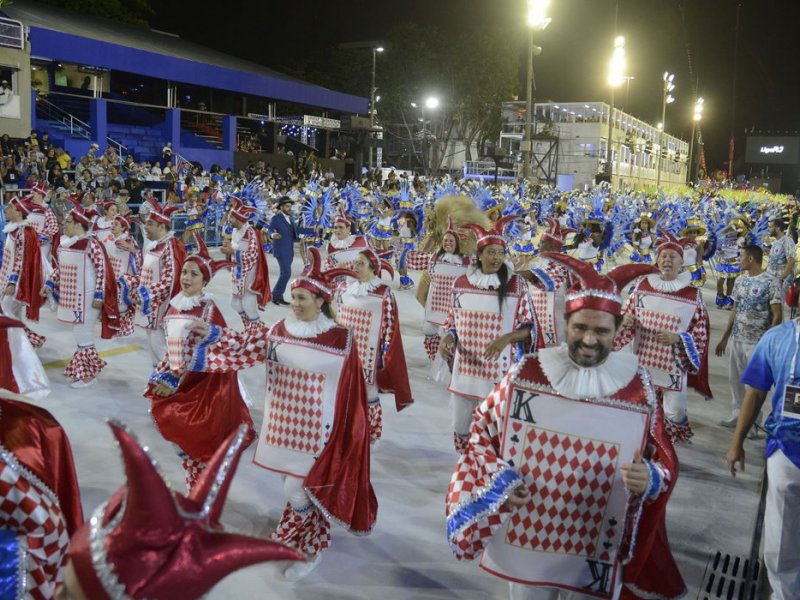 Imagem de Primeiro dia de desfiles no Sambódromo tem acidente e atrasos