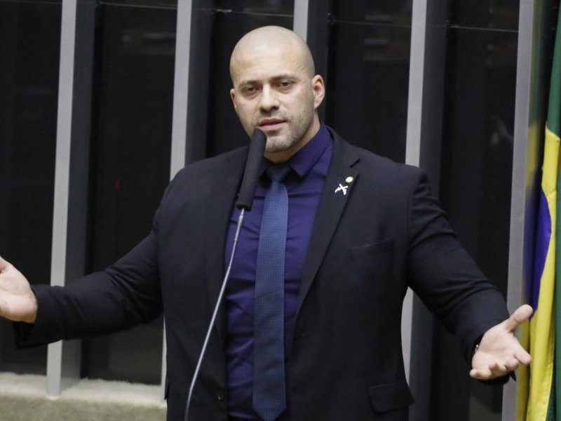 Imagem de Bolsonaro afirma que vai perdoar crimes do deputado Daniel Silveira