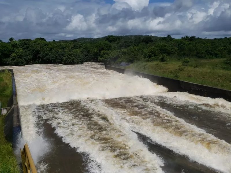 Imagem de Prefeitura de Lauro de Freitas questiona Embasa após abertura de comportas de barragem