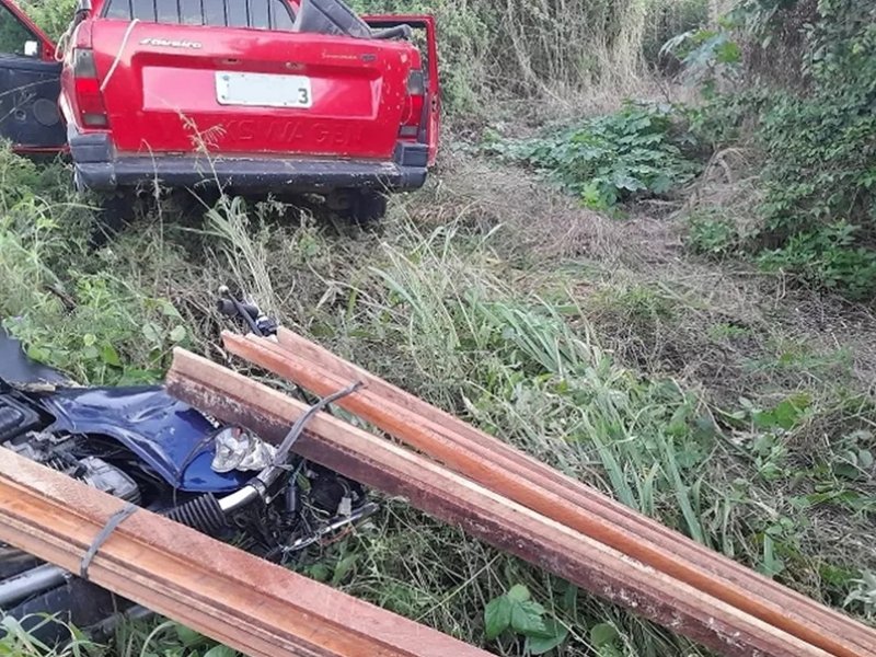 Imagem de Colisão entre motocicleta e caminhonete deixa duas pessoas feridas na BA-120
