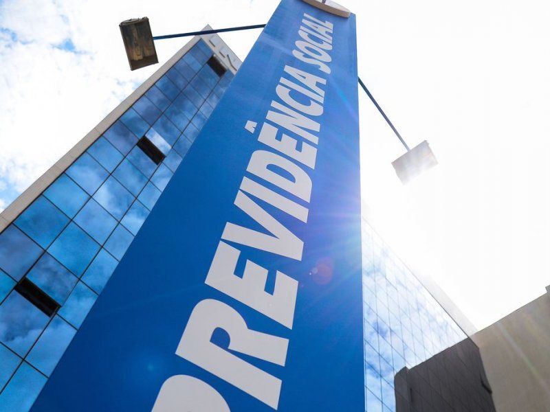 Imagem de INSS começa a pagar 1ª parcela do 13º salário dos aposentados nesta segunda (25)