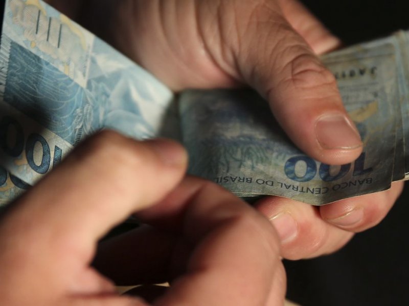 Imagem de Pagamento antecipado do 13º injeta R$ 56,7 bilhões na economia brasileira