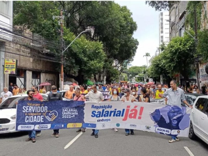Imagem de Pedindo reajuste salarial, servidores municipais realizam protesto no centro de Salvador 