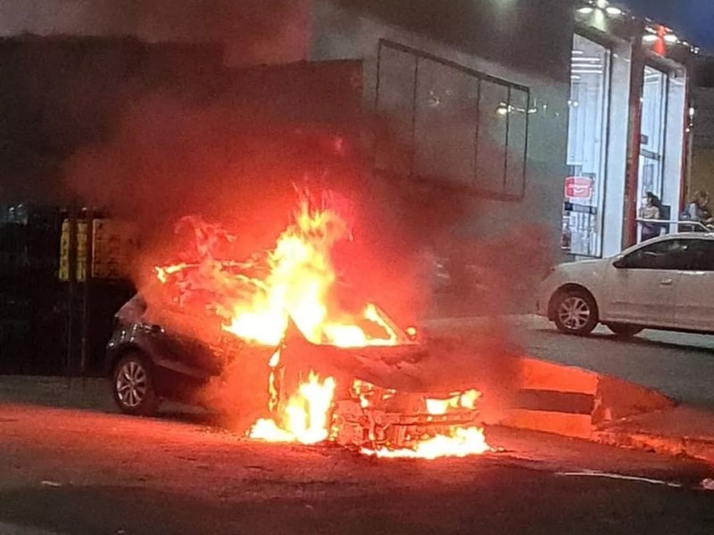 Imagem de Carro pega fogo na Avenida Jorge Amado
