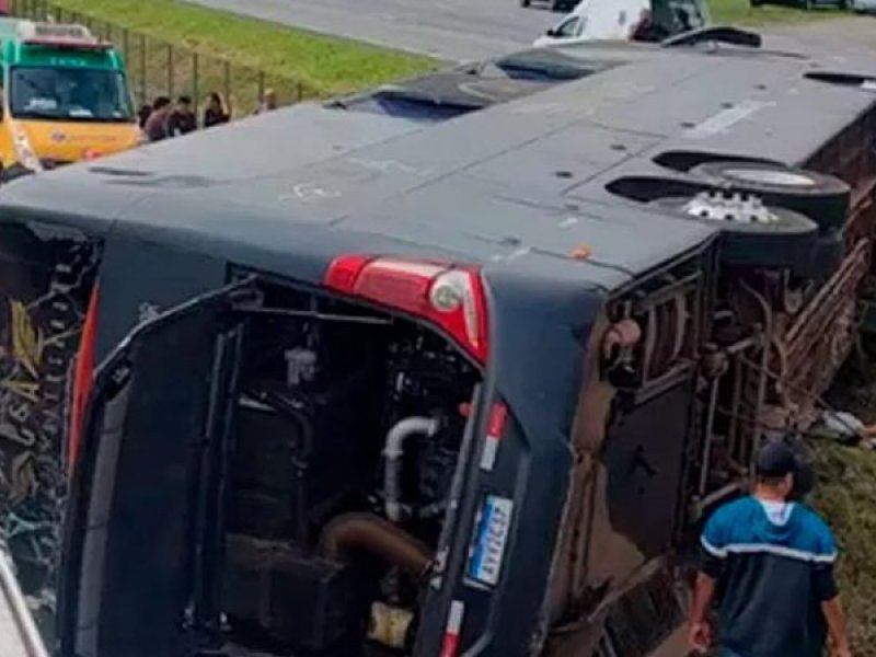 Imagem de Ônibus de dupla sertaneja sofre acidente e deixa seis mortos