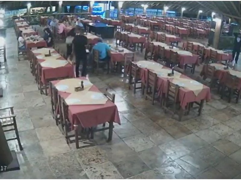 Imagem de Cliente é espancada por assaltantes em restaurante de Lauro de Freitas