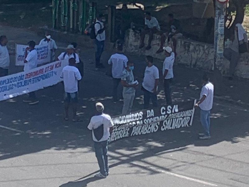 Imagem de Ex-funcionários da CSN realizam novo protesto na Av. ACM pedindo direitos trabalhistas