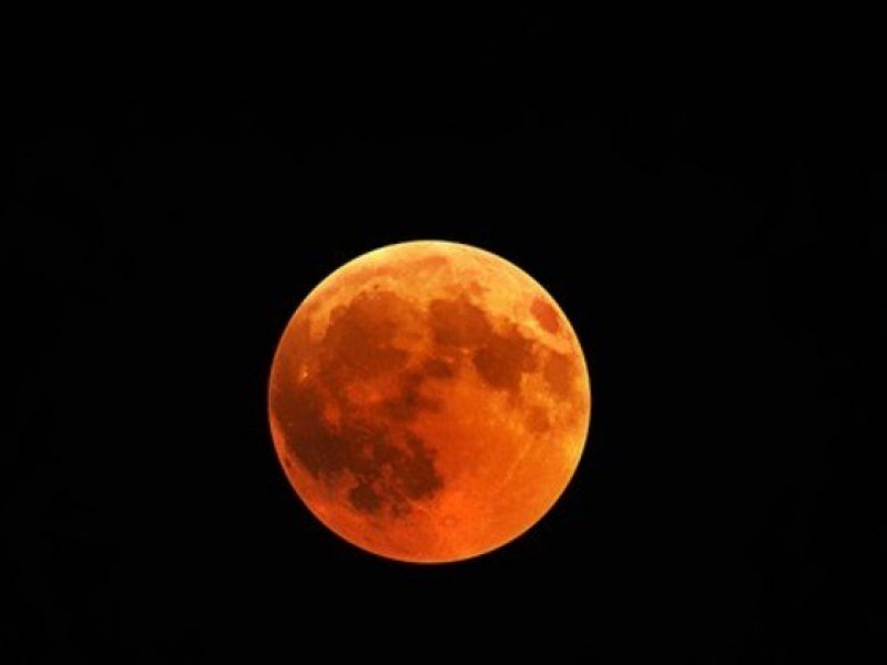 Imagem de Eclipse lunar com Lua de Sangue é visto em todo o Brasil na madrugada desta segunda (16)