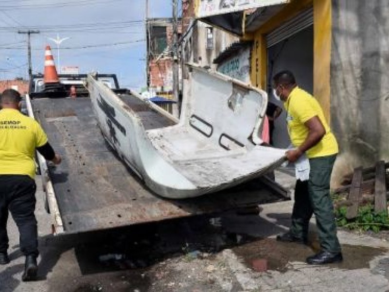 Imagem de Operação 'Sucata Zero' remove carcaças de carros em seis bairros de Salvador