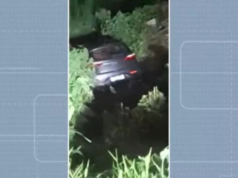 Imagem de Motorista de aplicativo é baleado durante tentativa de assalto; veículo cai em córrego, em Salvador