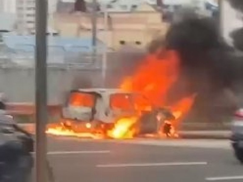 Imagem de Após carro pegar fogo, trânsito fica lento na Avenida Paralela; veja vídeo