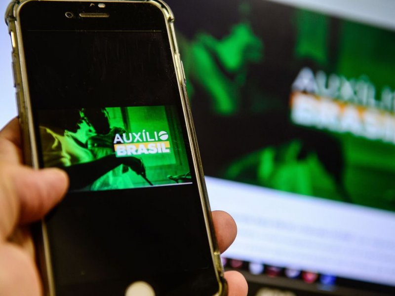 Imagem de Bolsonaro sanciona MP que torna Auxílio Brasil de R$ 400 permanente