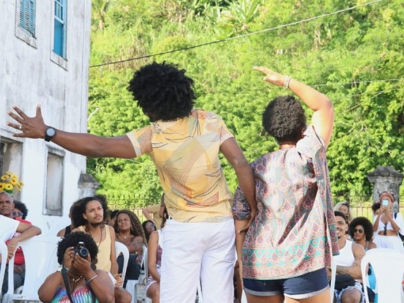 Imagem de Desfile Afro do projeto  ‘Moda e Resistência do Recôncavo’ é promovido por jovens  em Santo Amaro, na Bahia