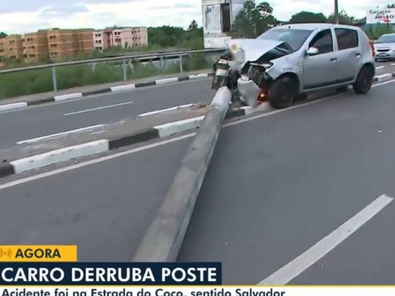 Imagem de Trânsito lento na Estrada do Coco após carro bater e derrubar poste