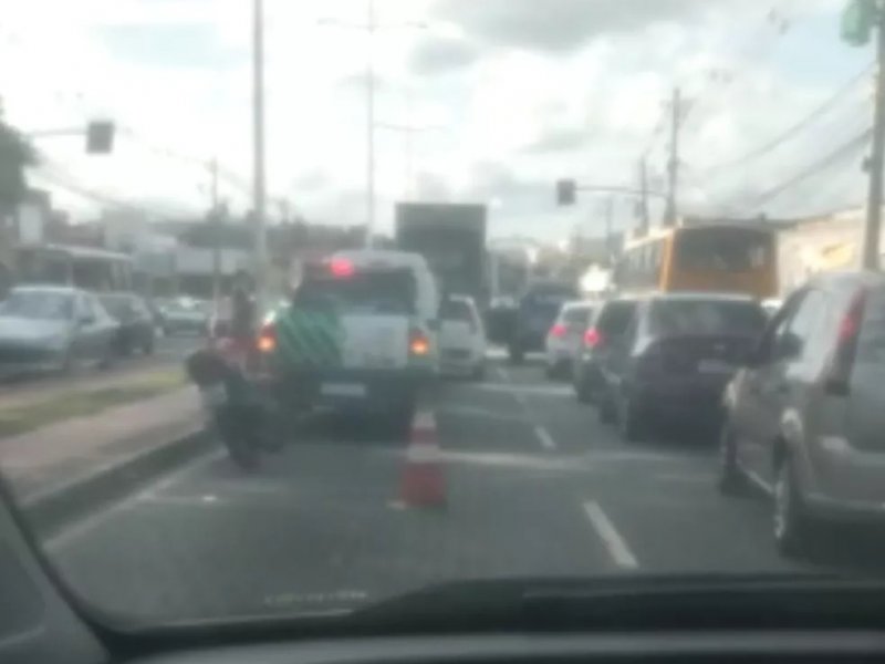 Imagem de Uma pessoa fica ferida em acidente envolvendo caminhão, carro e moto em São Cristóvão