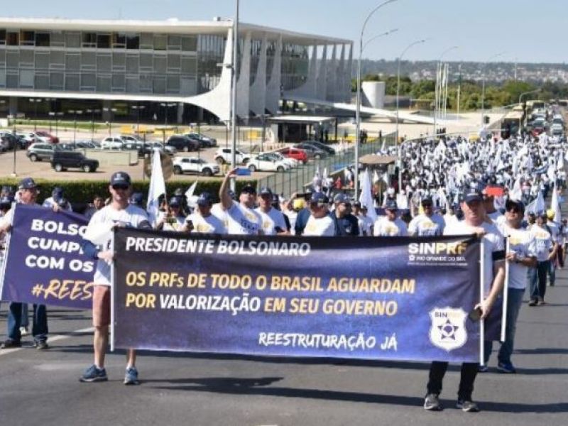 Imagem de PRFs baianos participam de marcha nacional pela valorização da categoria em Brasília