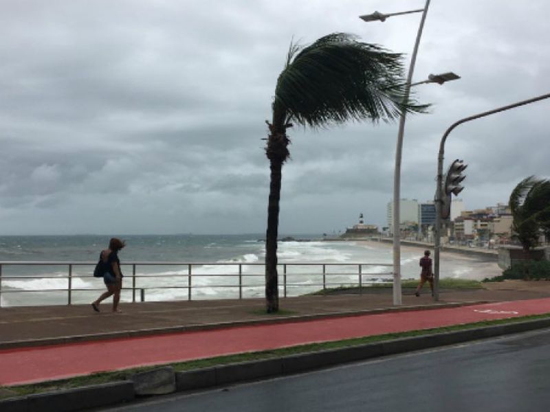 Imagem de Frente fria chega a Salvador e aumenta chance de chuva no fim de semana