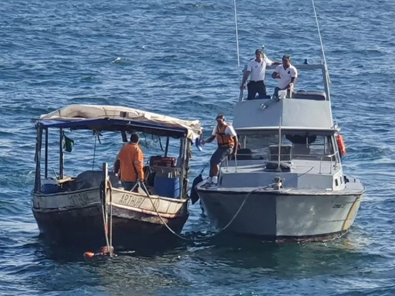 Imagem de Embarcação é resgatada após ficar à deriva na orla de Salvador