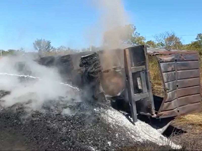 Imagem de Carreta carregada de carvão pega fogo em rodovia no oeste da Bahia
