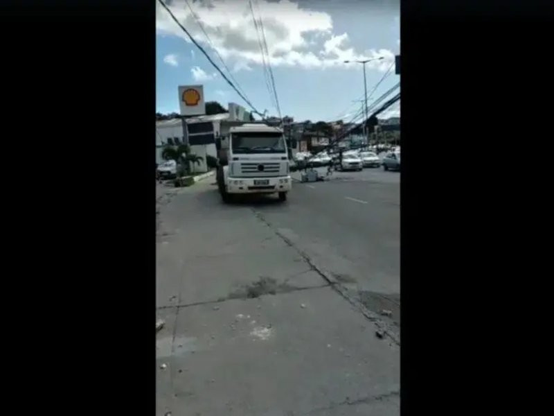 Imagem de Caçamba derruba poste, quebra outro e deixa trânsito lento na Avenida San Martin