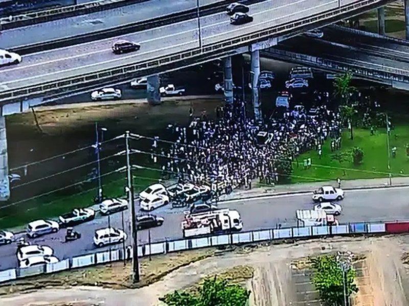 Imagem de Protesto de servidores municipais deixa trânsito lento na Rótula do Abacaxi