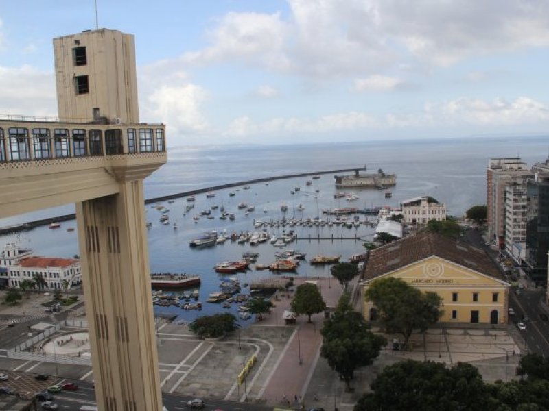 Imagem de Elevador Lacerda registra longas filas por conta de cabine quebrada nesta segunda (20)