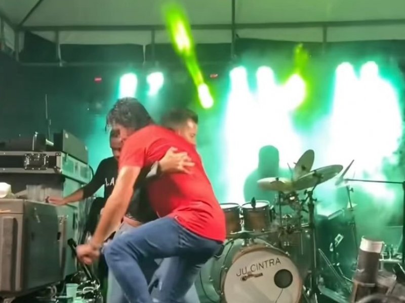Imagem de Palco desaba enquanto cantor e influenciador dançam forró em Ipirá; veja vídeo