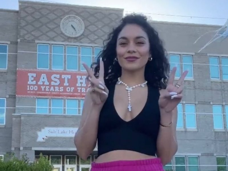 Imagem de Vanessa Hudgens grava vídeo em frente ao colégio de High School Musical e internet vai à loucura