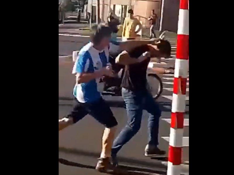 Imagem de Ex-deputado se revolta e agride Arthur do Val em rua de Londrina: 'Estuprador'