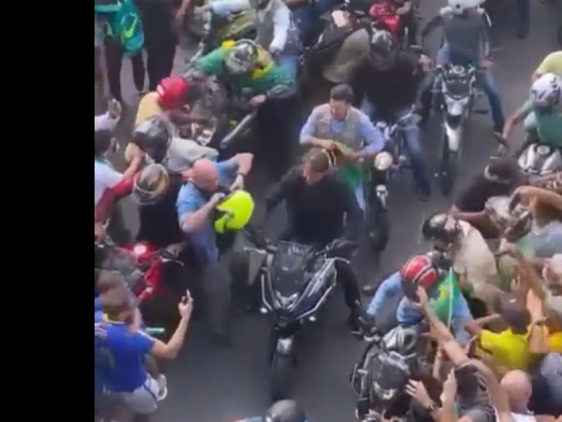 Imagem de Sem capacete, Bolsonaro e João Roma desfilam de moto na Bahia; veja vídeo