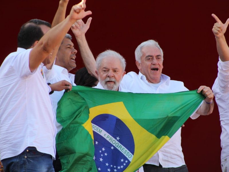 Imagem de Em discurso na Bahia, Lula diz que vai trocar armas por livros e chama Bolsonaro de 'burro'