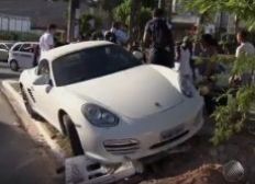 Imagem de Homem bate Porsche em canteiro e se desespera no Rio Vermelho