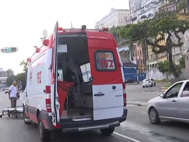 Imagem de Van atinge pedestre ao tentar ultrapassar ônibus quebrado na Av. Contorno, em Salvador