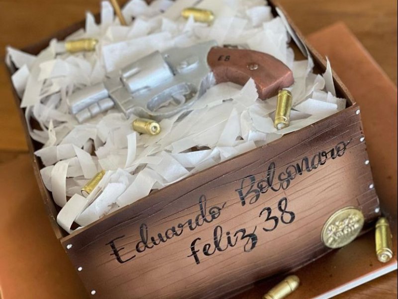 Imagem de Eduardo Bolsonaro comemora aniversário com bolo com arma estampada