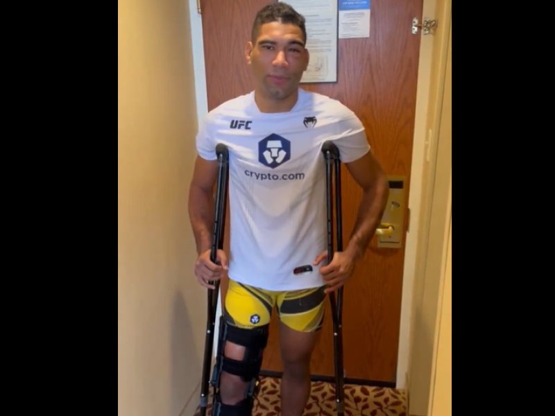 Imagem de Lesionado, brasileiro perde no UFC e sai carregado por irmão; confira