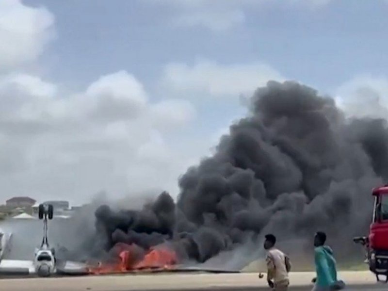 Imagem de Avião cai de cabeça para baixo na Somália; acidente não deixou vítimas