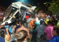 Imagem de Ônibus colide em poste na Vasco da Gama e motorista é resgatado quatro horas depois