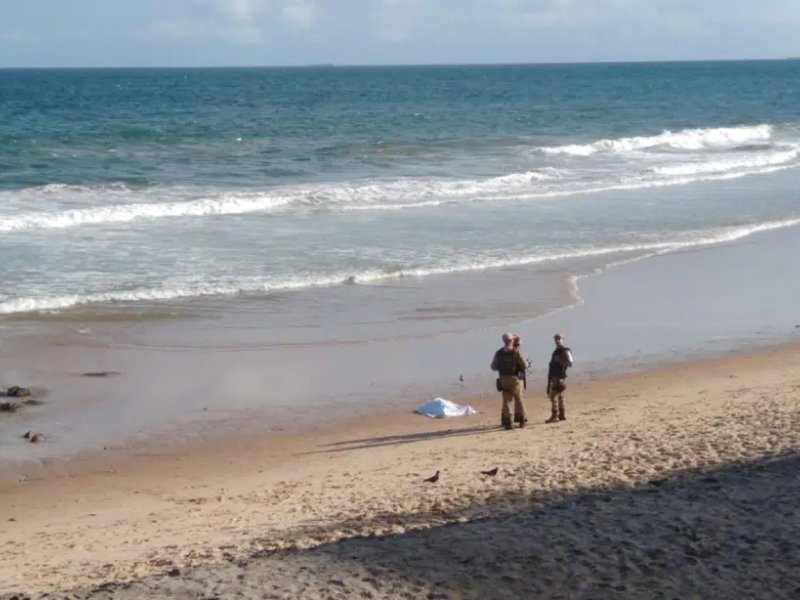Imagem de Homem é achado morto na praia da Barra
